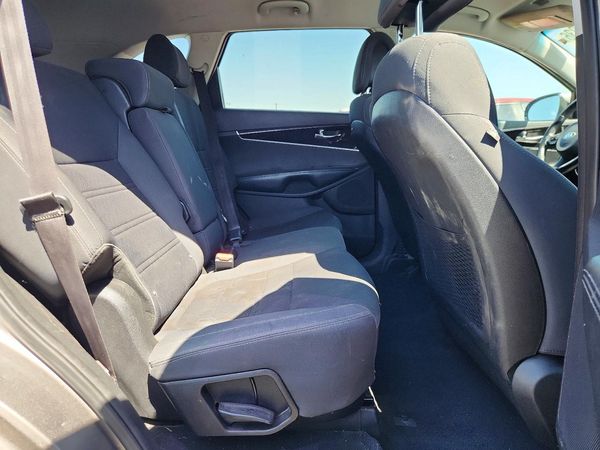 2016 KIA SORENTO L / LX