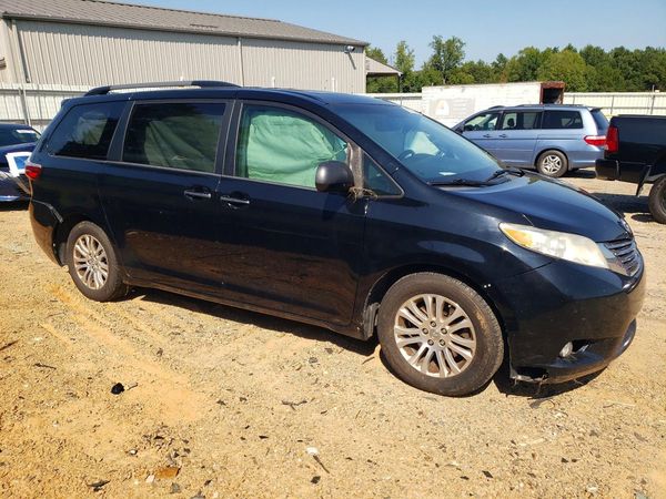 2017 TOYOTA SIENNA