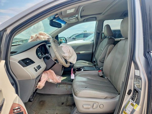 2014 TOYOTA SIENNA
