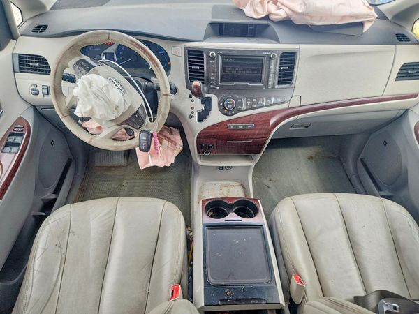 2014 TOYOTA SIENNA