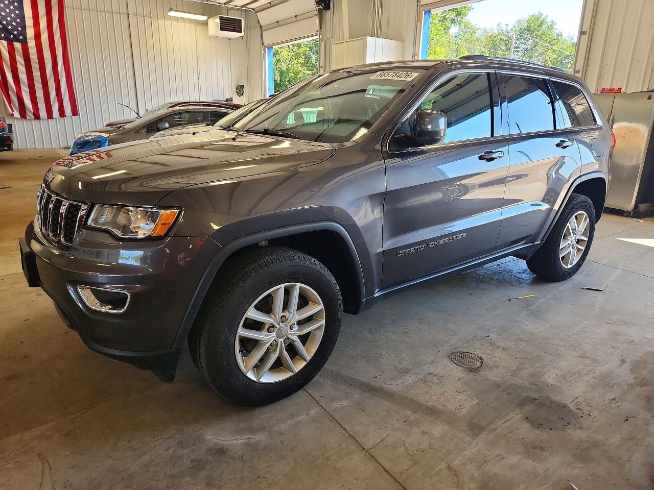 2018 JEEP GRAND CHEROKEE Laredo — Front 3/4