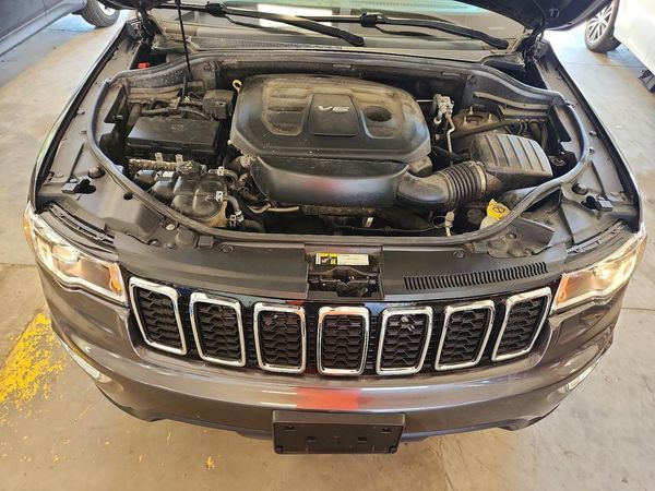 2018 JEEP GRAND CHEROKEE Laredo — Engine bay