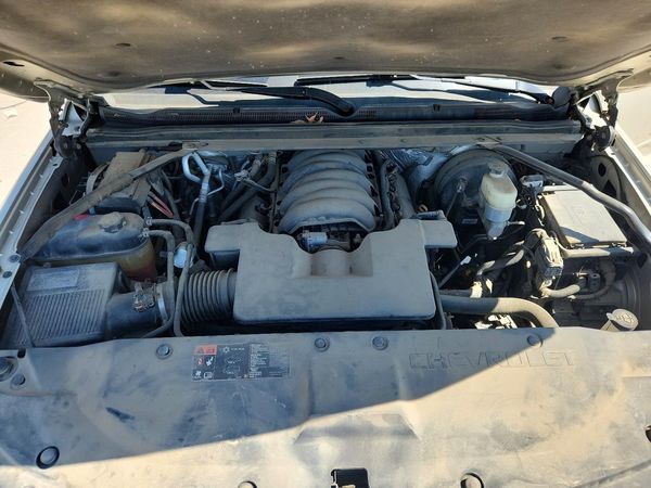 2015 CHEVROLET SUBURBAN LTZ — Engine bay