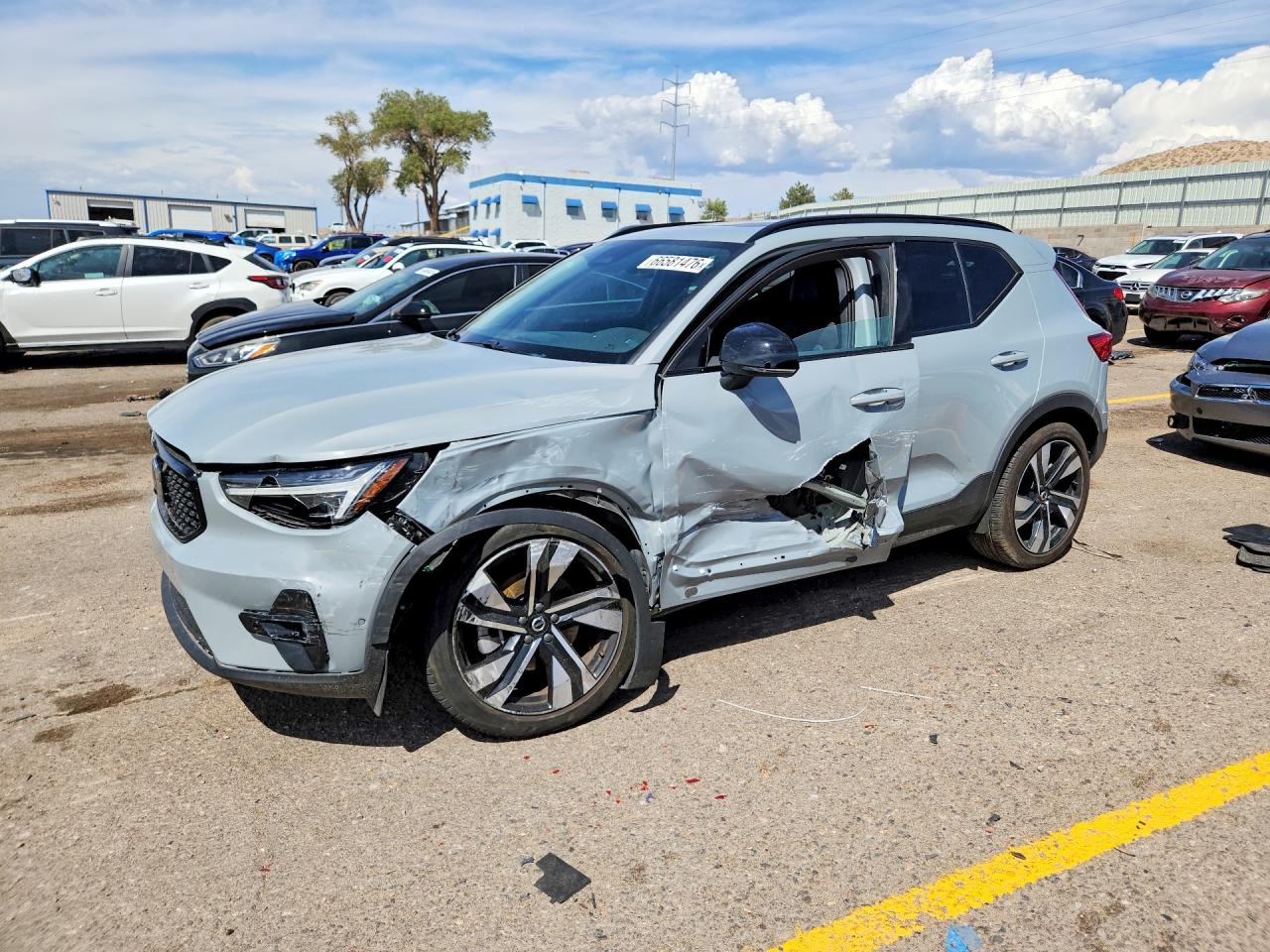 2025 VOLVO XC40