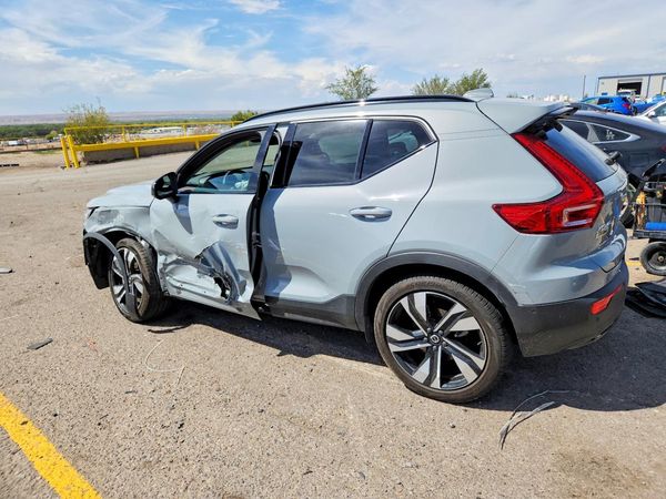 2025 VOLVO XC40
