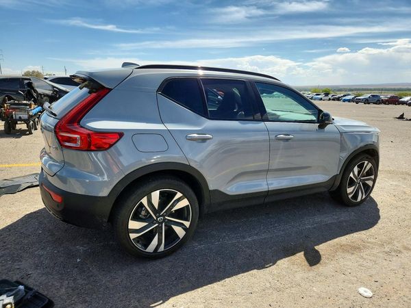2025 VOLVO XC40