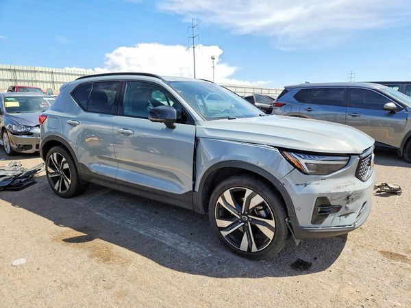 2025 VOLVO XC40