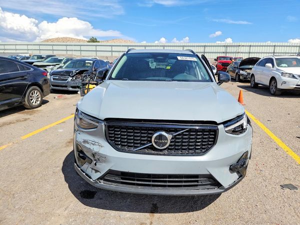 2025 VOLVO XC40