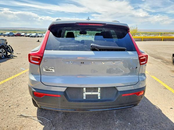 2025 VOLVO XC40