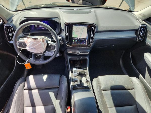 2025 VOLVO XC40