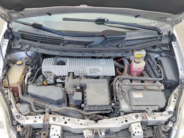 2013 TOYOTA PRIUS — Engine bay