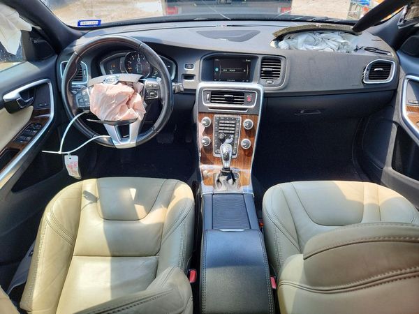 2015 VOLVO V60 Platinum (non R design)