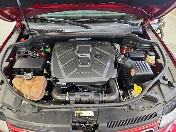 2015 JEEP GRAND CHEROKEE LIMITED 4X4 — Engine bay