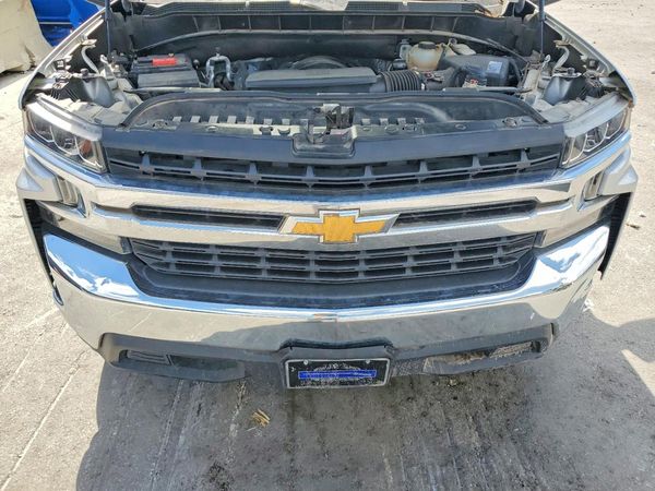 2020 CHEVROLET SILVERADO LT — Engine bay