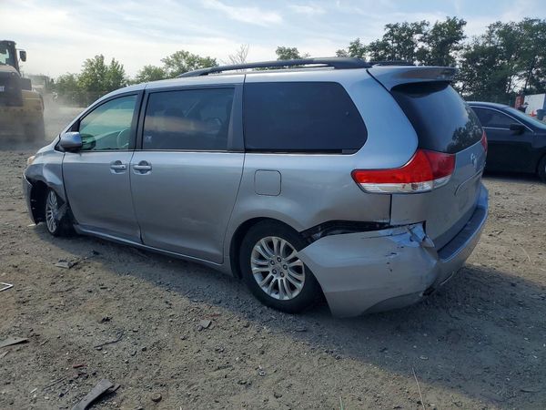 2012 TOYOTA SIENNA