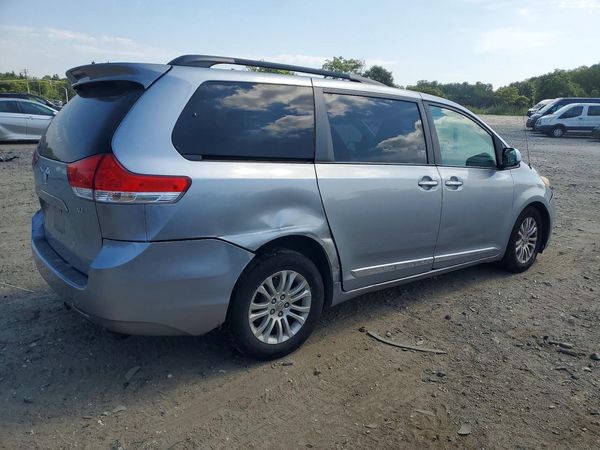 2012 TOYOTA SIENNA