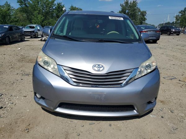 2012 TOYOTA SIENNA
