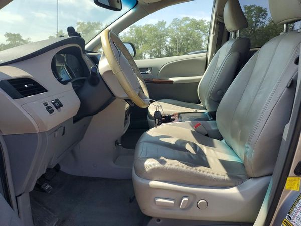 2012 TOYOTA SIENNA