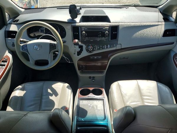 2012 TOYOTA SIENNA