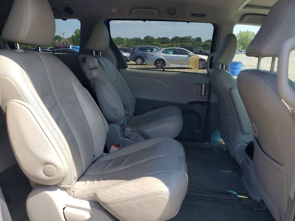 2012 TOYOTA SIENNA