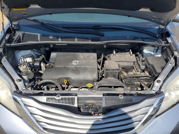 2012 TOYOTA SIENNA