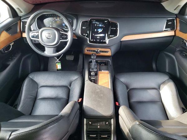2021 VOLVO XC90 Momentum