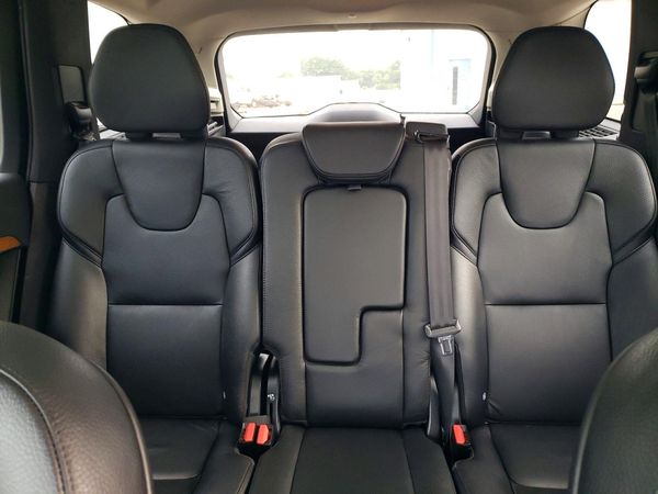 2021 VOLVO XC90 Momentum