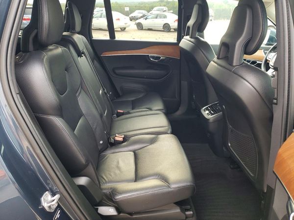 2021 VOLVO XC90 Momentum