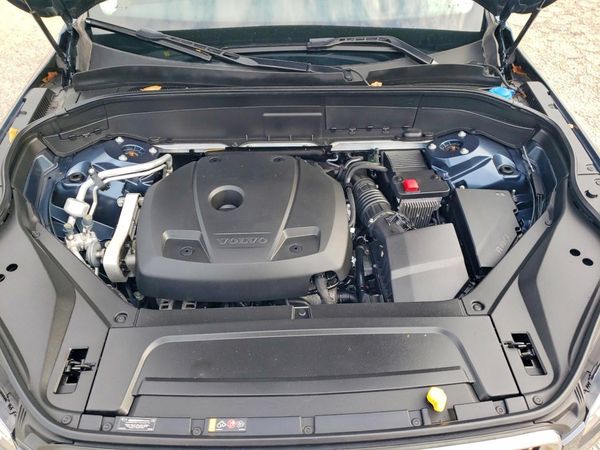 2021 VOLVO XC90 Momentum