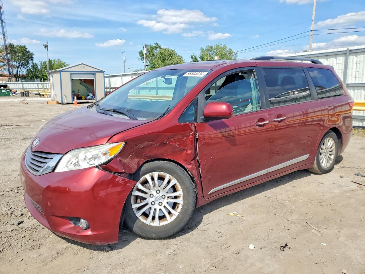2015 TOYOTA SIENNA — Front 3/4