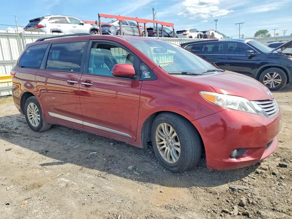 2015 TOYOTA SIENNA — Passenger 3/4