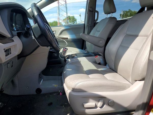 2015 TOYOTA SIENNA — DENT