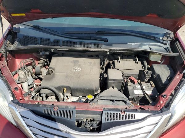 2015 TOYOTA SIENNA — Engine bay