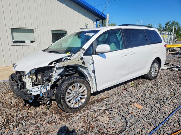 2013 TOYOTA SIENNA