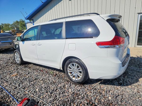 2013 TOYOTA SIENNA
