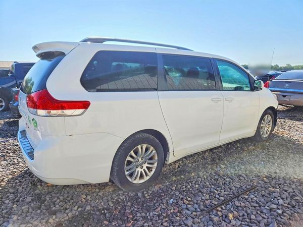 2013 TOYOTA SIENNA