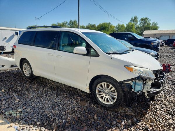 2013 TOYOTA SIENNA