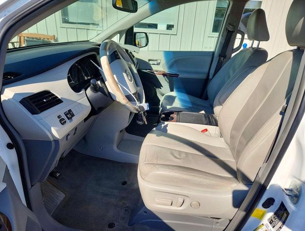 2013 TOYOTA SIENNA