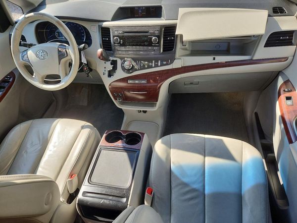 2013 TOYOTA SIENNA