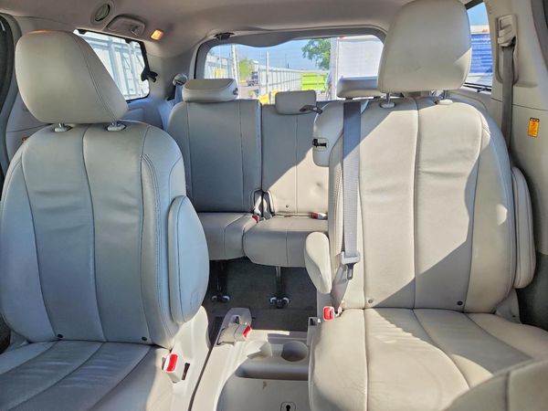 2013 TOYOTA SIENNA