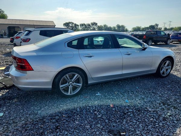 2018 VOLVO S90 Momentum
