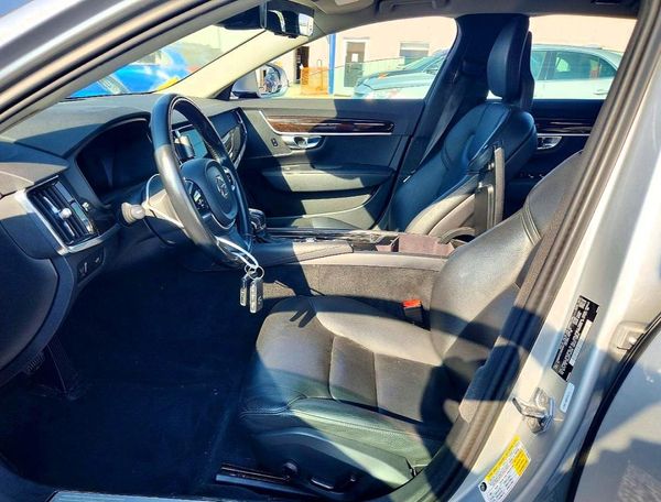 2018 VOLVO S90 Momentum