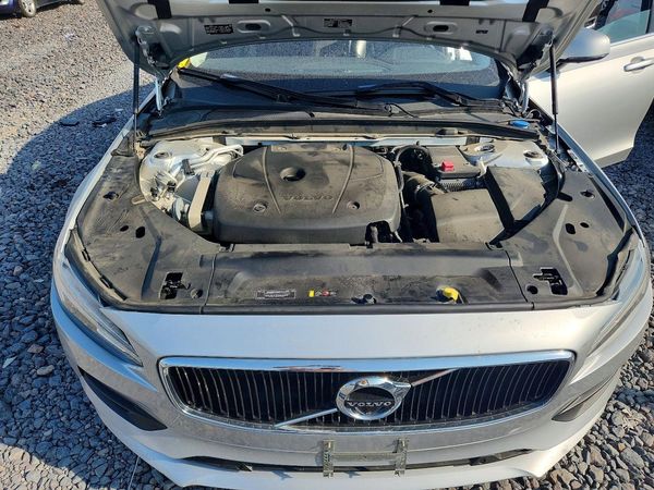 2018 VOLVO S90 Momentum