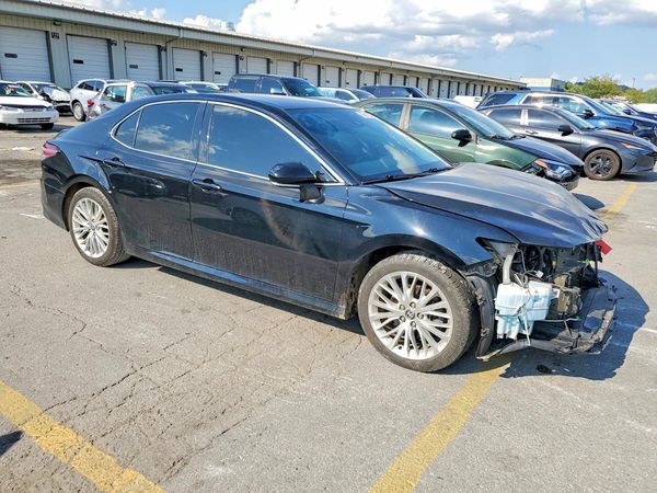 2020 TOYOTA CAMRY XLE