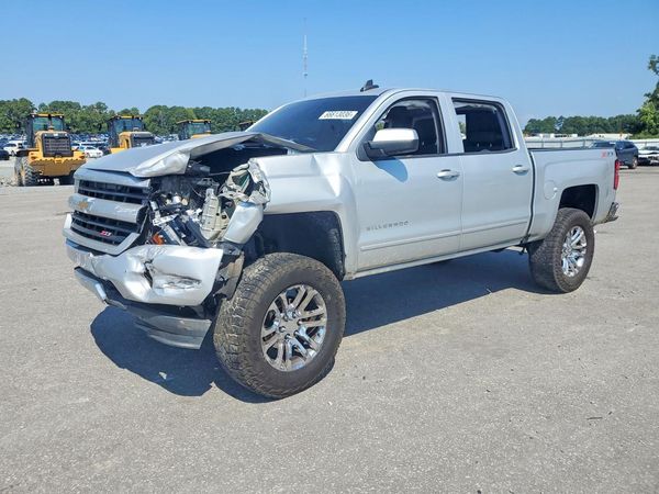 2017 CHEVROLET SILVERADO LT — Front 3/4