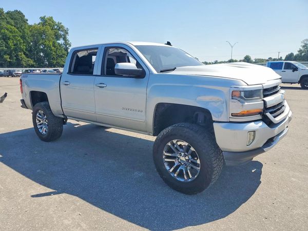 2017 CHEVROLET SILVERADO LT — Passenger 3/4