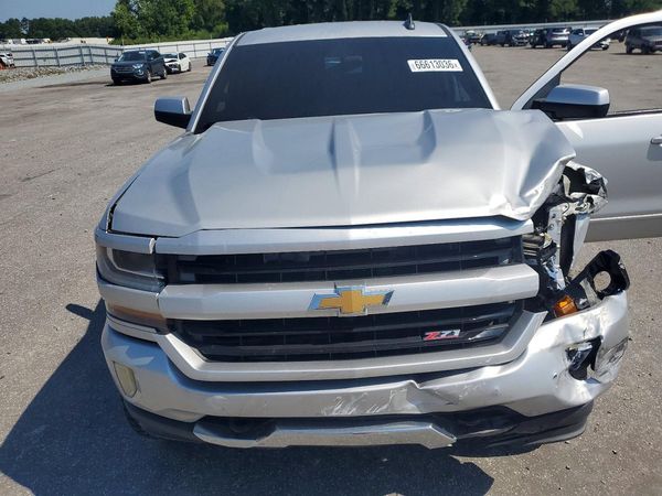 2017 CHEVROLET SILVERADO LT — Engine bay