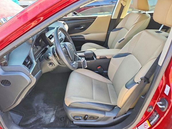 2019 LEXUS ES