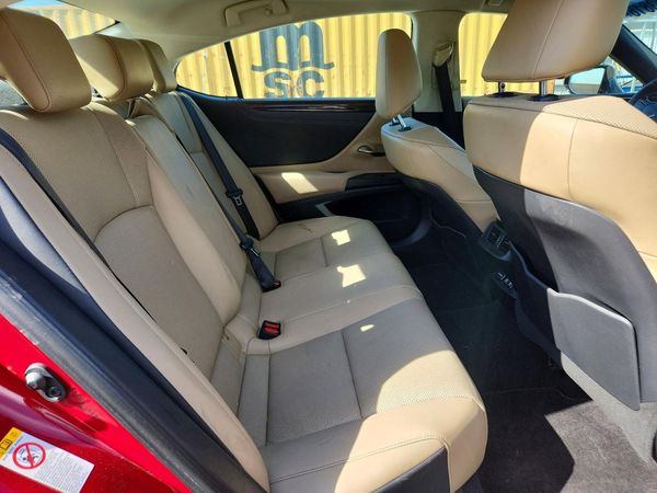 2019 LEXUS ES