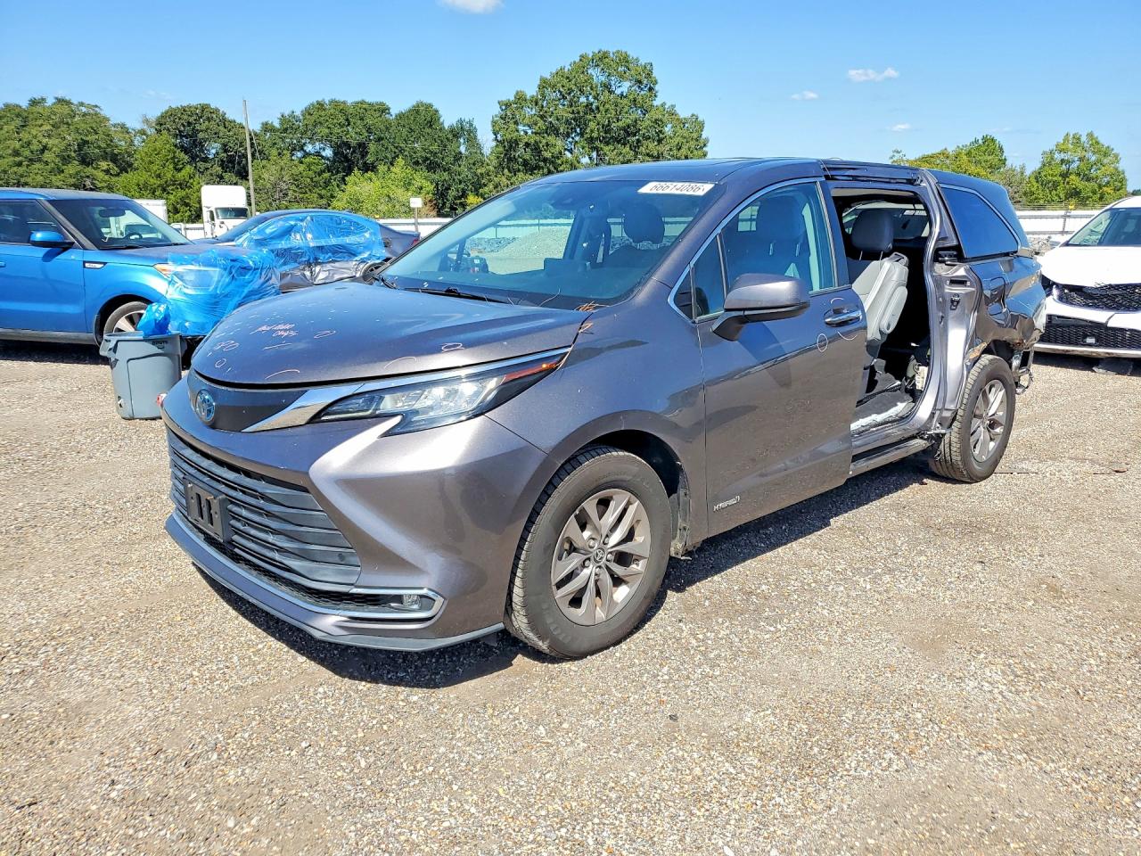 2021 TOYOTA SIENNA — Front 3/4